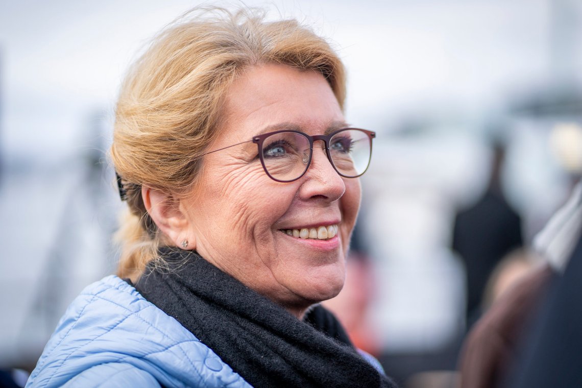 Oslo 20230329.
Administrerende direktør i Fornybar Norge, Åslaug Haga, under pressekonferanse om havvind, ombord i den helelektriske båten MS Brisen på tur i Oslofjorden. Der statsminister Jonas Gahr Støre og olje- energiminister Terje Aasland presenterer utlysingen av de første områdene for fornybar energiproduksjon til havs i Norge.
Foto: Heiko Junge / NTB Oslo 20230329.
Administrerende direktør i Fornybar Norge, Åslaug Haga, under pressekonferanse om havvind, ombord i den helelektriske båten MS Brisen på tur i Oslofjorden. Der statsminister Jonas Gahr Støre og olje- energiminister Terje Aasland presenterer utlysingen av de første områdene for fornybar energiproduksjon til havs i Norge.
Foto: Heiko Junge / NTB