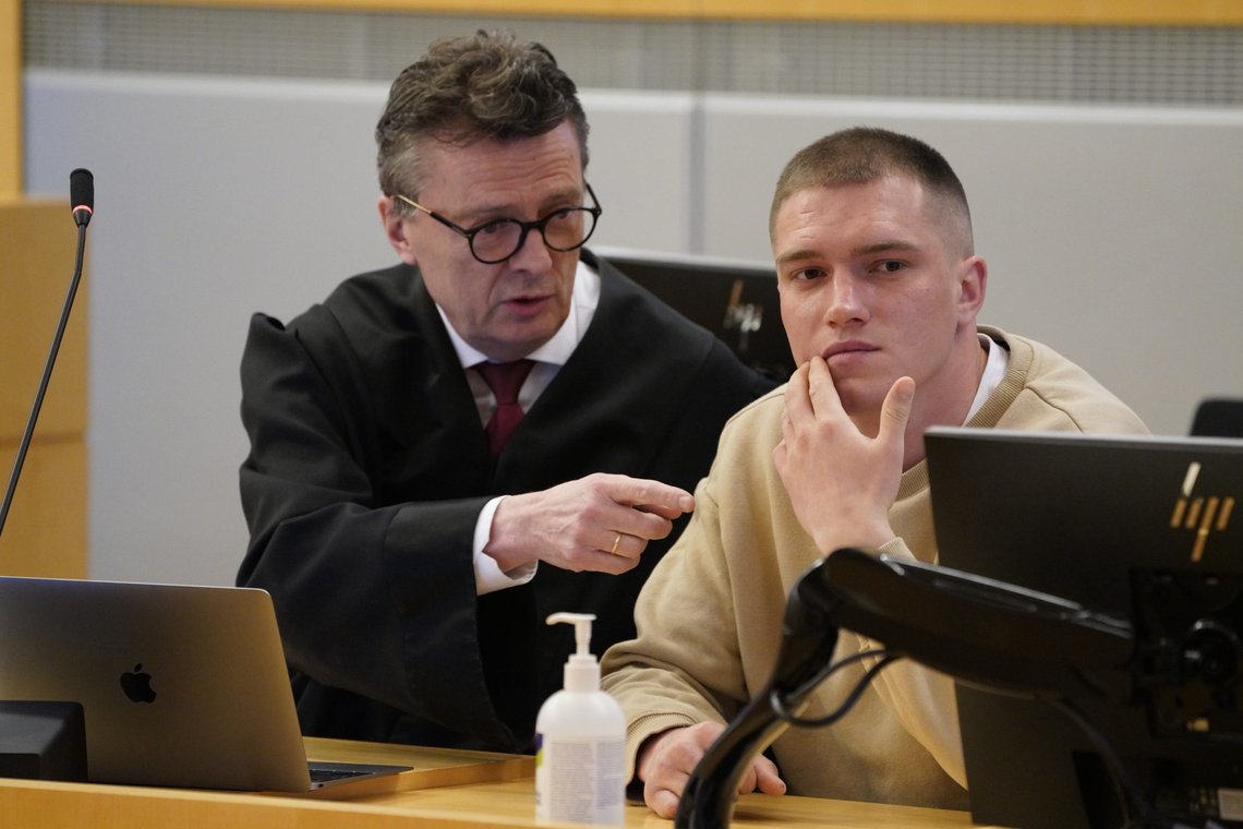 Den antatte Wagner-avhopperen Andrej Medvedev og hans forsvarer Brynjulf Risnes i Oslo tingrett, fordi Medvedev er tiltalt for å ha deltatt i et slagsmål utenfor en pub i Oslo sentrum og for vold mot politiet. Foto: Gorm Kallestad / NTB Den antatte Wagner-avhopperen Andrej Medvedev og hans forsvarer Brynjulf Risnes i Oslo tingrett, fordi Medvedev er tiltalt for å ha deltatt i et slagsmål utenfor en pub i Oslo sentrum og for vold mot politiet. Foto: Gorm Kallestad / NTB