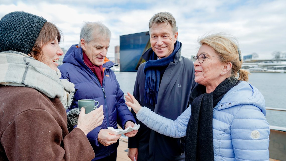 Statsminister Jonas Gahr Støre (Ap) og olje- og energiminister Terje Aasland (Ap) sammen med administrerende direktør
i Fornybar Norge, Åslaug Haga, før pressekonferanse om havvind, ombord i den helelektriske båten MS Brisen på tur i Oslofjorden den 29. mars 2023. Der presenterer de utlysingen av de første områdene for fornybar energiproduksjon til havs i Norge. Foto: Heiko Junge / NTB Statsminister Jonas Gahr Støre (Ap) og olje- og energiminister Terje Aasland (Ap) sammen med administrerende direktør
i Fornybar Norge, Åslaug Haga, før pressekonferanse om havvind, ombord i den helelektriske båten MS Brisen på tur i Oslofjorden den 29. mars 2023. Der presenterer de utlysingen av de første områdene for fornybar energiproduksjon til havs i Norge. Foto: Heiko Junge / NTB