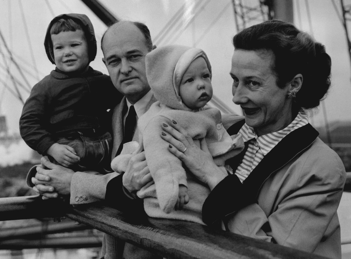 George Kennan hadde en norsk kone, Annelise, og de tilbrakte somrene i Norge, men av en eller annen grunn gikk de under radaren til norske medier.. 19521106 Southampton. George Kennan, the United States Ambassador to the Soviet Union, pictured with his wife and children on board the liner "America" en route from Bremerhaven to New York.
Foto: Planet News/SCANPIX George Kennan hadde en norsk kone, Annelise, og de tilbrakte somrene i Norge, men av en eller annen grunn gikk de under radaren til norske medier.. 19521106 Southampton. George Kennan, the United States Ambassador to the Soviet Union, pictured with his wife and children on board the liner "America" en route from Bremerhaven to New York.
Foto: Planet News/SCANPIX