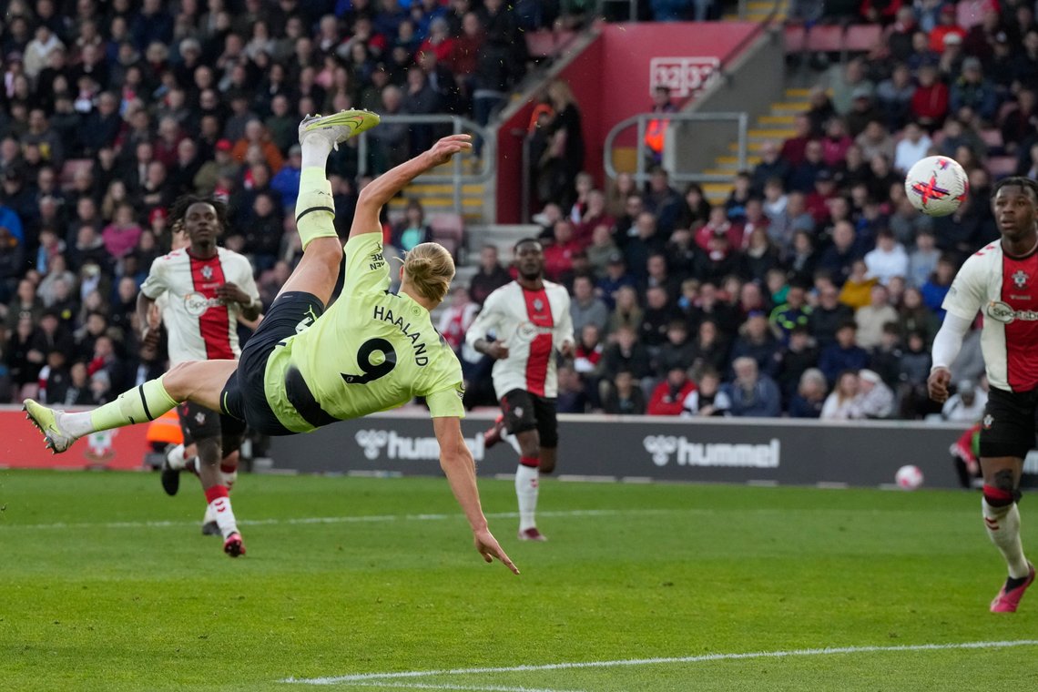 Erling Braut Haaland viste at han kan score mål på alle mulige vis da han saksesparket inn sitt andre mål for dagen mot Southampton. Foto: Frank Augstein / AP / NTB Erling Braut Haaland viste at han kan score mål på alle mulige vis da han saksesparket inn sitt andre mål for dagen mot Southampton. Foto: Frank Augstein / AP / NTB