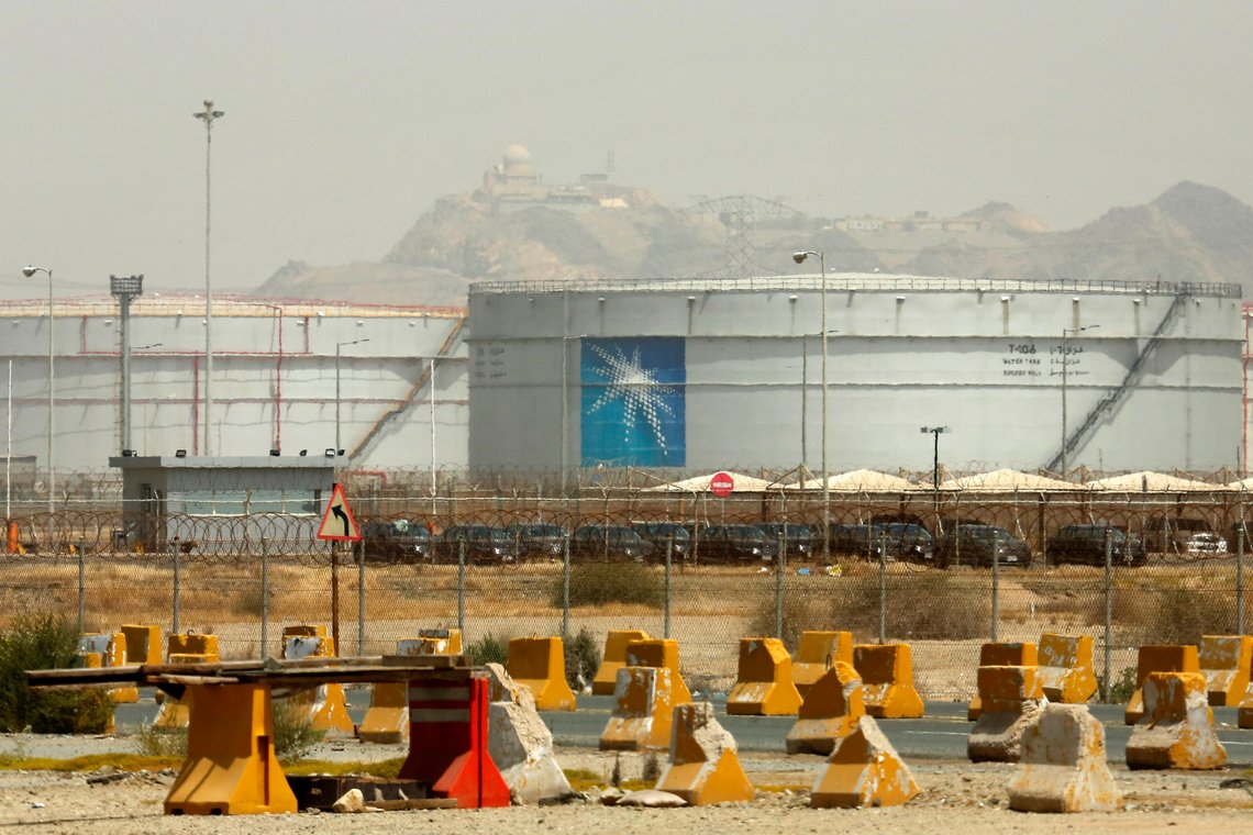 Saudi-Arabia og Russland har begge annonsert at de vil kutte sin oljeproduksjon med 500.000 fat/dag fra mai og ut året. Her sees oljetanker ved Aramcos anlegg i Jeddah, Saudi-Arabia Foto: NTB / AP Saudi-Arabia og Russland har begge annonsert at de vil kutte sin oljeproduksjon med 500.000 fat/dag fra mai og ut året. Her sees oljetanker ved Aramcos anlegg i Jeddah, Saudi-Arabia Foto: NTB / AP