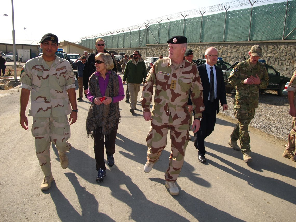Kabul, Afghanistan 20121204.
Forsvarsministeren besøker Afghanistan for 11. gang for politiske samtaler og møter med afghanske og norske styrker. Her med sjefen for Crisis Response Unit (CRU), major Khoshhal Sadat (t.v) og forsvarssjef Harald Sunde i Camp Lion, Kabul. De fikk en demonstrasjon fra CRU under besøket til Camp Lion og besøkte også de norske spesialstyrkene som lærer opp CRU-en.
Foto: Ann Kristin Salbuvik/FD / NTB Kabul, Afghanistan 20121204.
Forsvarsministeren besøker Afghanistan for 11. gang for politiske samtaler og møter med afghanske og norske styrker. Her med sjefen for Crisis Response Unit (CRU), major Khoshhal Sadat (t.v) og forsvarssjef Harald Sunde i Camp Lion, Kabul. De fikk en demonstrasjon fra CRU under besøket til Camp Lion og besøkte også de norske spesialstyrkene som lærer opp CRU-en.
Foto: Ann Kristin Salbuvik/FD / NTB