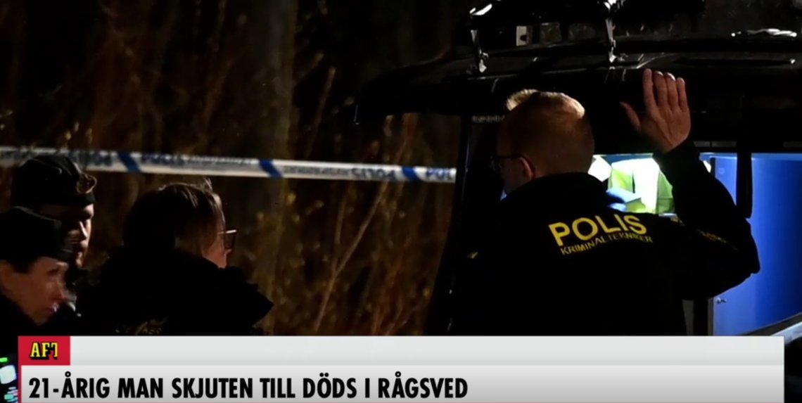 En 21-åring ble natt til fredag funnet skutt og drept ved en gangtunnel, sør i Stockholm. Politiet leter etter en eller flere gjerningsmenn, skriver Aftonbladet. Skjermdump: Aftonbladet En 21-åring ble natt til fredag funnet skutt og drept ved en gangtunnel, sør i Stockholm. Politiet leter etter en eller flere gjerningsmenn, skriver Aftonbladet. Skjermdump: Aftonbladet