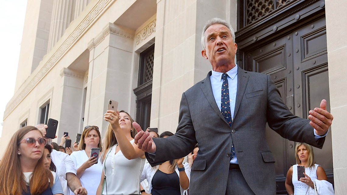 Robert F. Kennedy Jr. taler utenfor Albany County Courthouse i staten New York den 14. august 2019. Kennedy Jr., en antivaksineaktivist som kommer fra en av landets mest kjente politiske familier, stiller til presidentvalg. Demokraten Kennedy registrerte sitt kandidatur den 6. april 2023. Foto: Hans Pennink / AP / NTB. Robert F. Kennedy Jr. taler utenfor Albany County Courthouse i staten New York den 14. august 2019. Kennedy Jr., en antivaksineaktivist som kommer fra en av landets mest kjente politiske familier, stiller til presidentvalg. Demokraten Kennedy registrerte sitt kandidatur den 6. april 2023. Foto: Hans Pennink / AP / NTB.