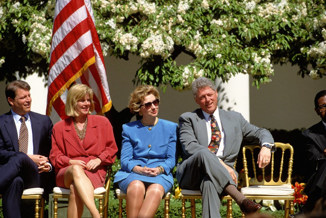 Washington, DC.USA, 27th September, 1994 Vice President Albert Gore Jr. his wife Tipper, First Lady Hillary Clinton, President William Clinton during Rose Garden on infnt care act bill signing. Photo: Shutterstock, by Mark Reinstein. (1994 var same år Budapest-memorandumet ble signert. Et år senere begynte presidenten sitt forhold til Monica Lewinsky. Hvor fort vi glemmer. Journ. anm.) Washington, DC.USA, 27th September, 1994 Vice President Albert Gore Jr. his wife Tipper, First Lady Hillary Clinton, President William Clinton during Rose Garden on infnt care act bill signing. Photo: Shutterstock, by Mark Reinstein. (1994 var same år Budapest-memorandumet ble signert. Et år senere begynte presidenten sitt forhold til Monica Lewinsky. Hvor fort vi glemmer. Journ. anm.)