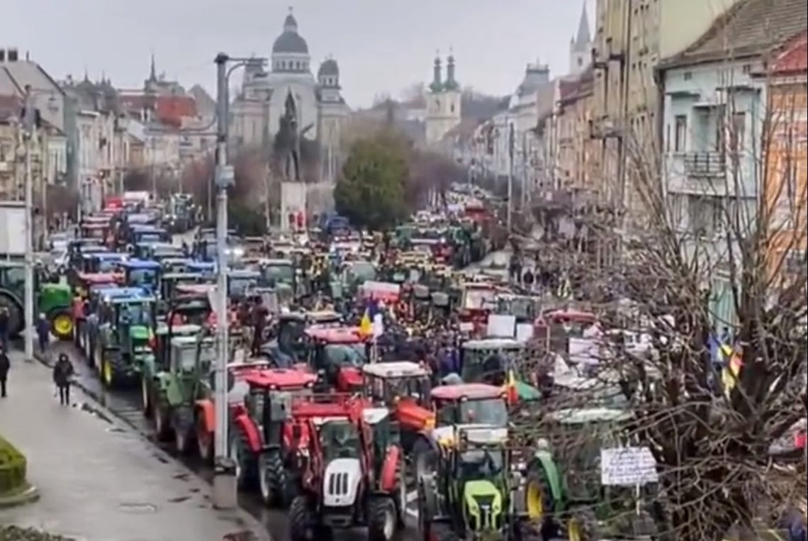 Tusenvis av rumenske bønder blokkerte hovedveier og grenseoverganger i protest mot flommen av ukrainsk hvete inn i landet. Skjermdump fra Twitter Tusenvis av rumenske bønder blokkerte hovedveier og grenseoverganger i protest mot flommen av ukrainsk hvete inn i landet. Skjermdump fra Twitter