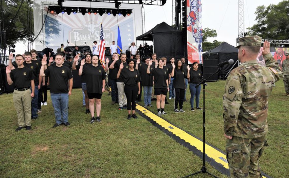 Nye soldater verver seg til U.S. Army. Dessverre er de for få, og hæren klarer ikke rekruttere mange nok. Foto: Kelly Morris/ U.S. Army Nye soldater verver seg til U.S. Army. Dessverre er de for få, og hæren klarer ikke rekruttere mange nok. Foto: Kelly Morris/ U.S. Army