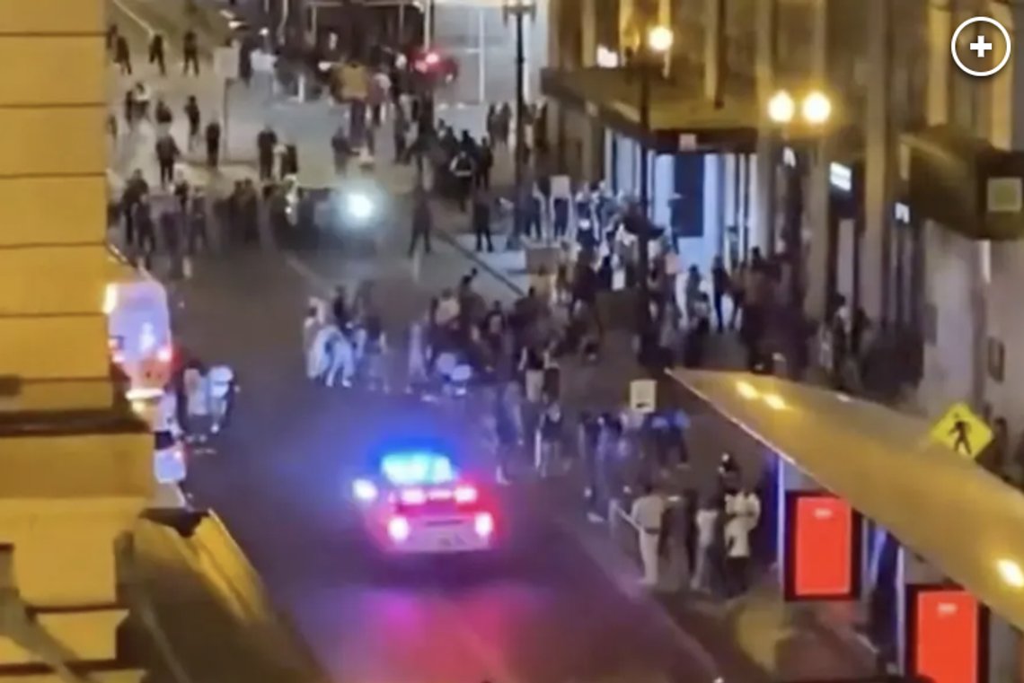 Ungdommer i Chicago i sentrum av byen, som er infisert at grov kriminalitet. Skjermdump Twitter Ungdommer i Chicago i sentrum av byen, som er infisert at grov kriminalitet. Skjermdump Twitter