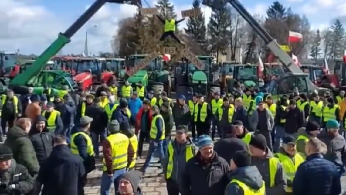 Polen retter seg etter bøndenes krav – man legger seg ikke ut med bøndene i et valgår. Skjermdump fra Twitter Polen retter seg etter bøndenes krav – man legger seg ikke ut med bøndene i et valgår. Skjermdump fra Twitter