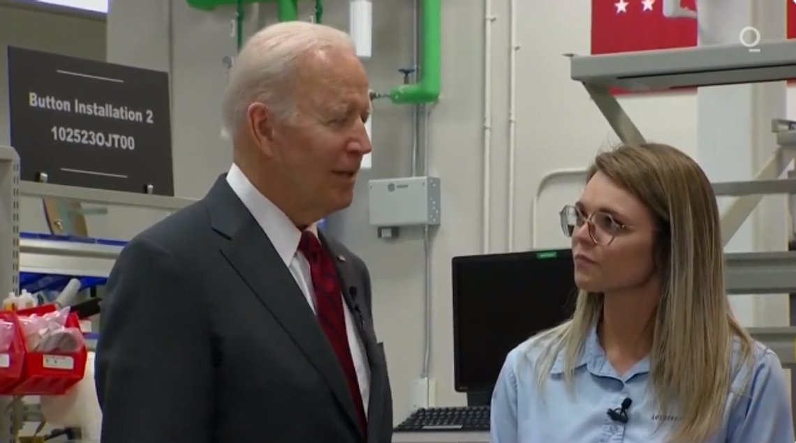 Joe Biden lyver til en ung kvinne og sier at han har besøkt Irak og Afghanistan 50 ganger. Skjermdump Twitter Joe Biden lyver til en ung kvinne og sier at han har besøkt Irak og Afghanistan 50 ganger. Skjermdump Twitter