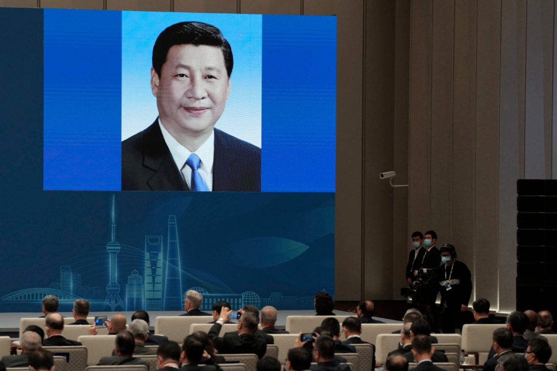 Et bilde av president Xi Jinping under en konferanse i Shanghai i forrige uke. Foto: Ng Han Guan / AP / NTB Et bilde av president Xi Jinping under en konferanse i Shanghai i forrige uke. Foto: Ng Han Guan / AP / NTB