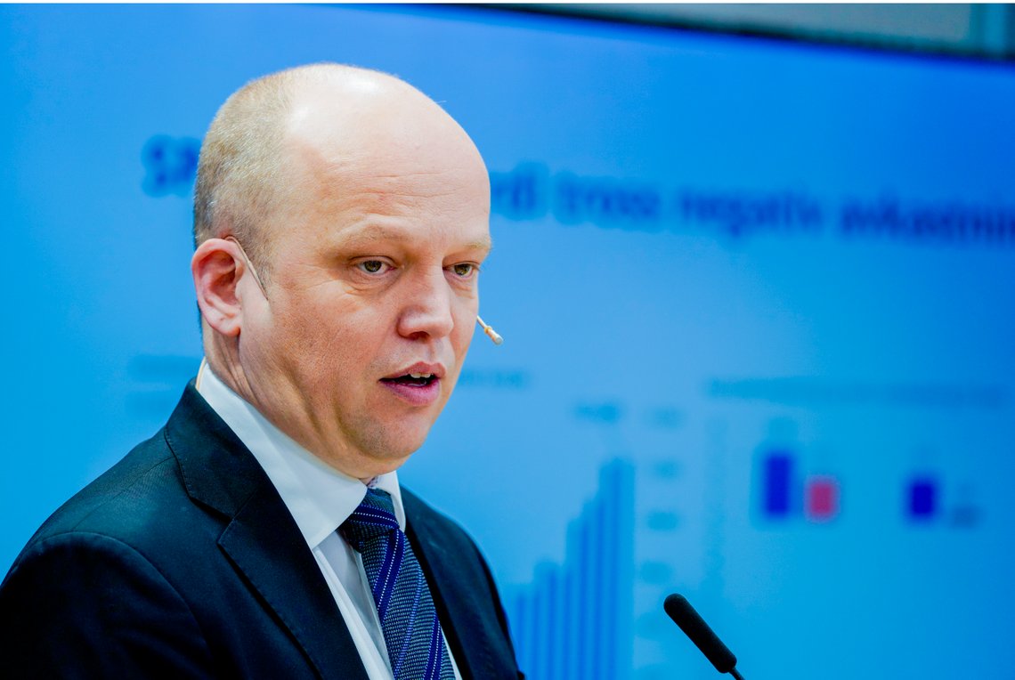 Finansminister Trygve Slagsvold Vedum (Sp) håver inn penger på høye energipriser, men har samtidig bidratt til å flytte eierskapet til norske eiendommer ut av landet. Noen ler hele veien til banken, men det er ikke vanlige folk. Foto: Ole Berg-Rusten / NTB Finansminister Trygve Slagsvold Vedum (Sp) håver inn penger på høye energipriser, men har samtidig bidratt til å flytte eierskapet til norske eiendommer ut av landet. Noen ler hele veien til banken, men det er ikke vanlige folk. Foto: Ole Berg-Rusten / NTB