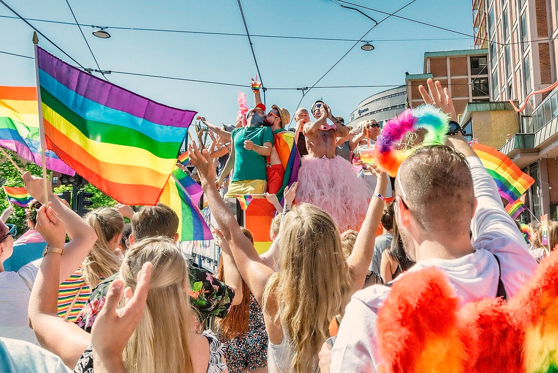 Menn i skjørt og jublende ungdom. Oslo Pride. Foto: simmersholm.net/ Wikipedia Menn i skjørt og jublende ungdom. Oslo Pride. Foto: simmersholm.net/ Wikipedia