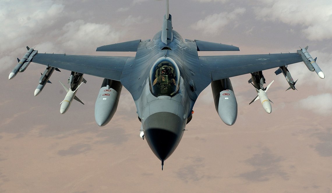 F-16, Fighting Falcon. Russerne advarer Nato mot å levere disse flyene til Ukraina. Foto: Wikipedia F-16, Fighting Falcon. Russerne advarer Nato mot å levere disse flyene til Ukraina. Foto: Wikipedia