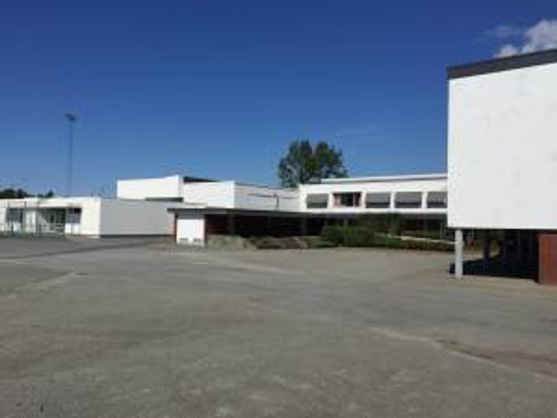 Hinna ungdomskole er trolig en av de beste, og ligger rett ved mitt bosted. Men norsk skole totalt sett beveger seg i feil retning. Foto: Min skole/ Hinna Hinna ungdomskole er trolig en av de beste, og ligger rett ved mitt bosted. Men norsk skole totalt sett beveger seg i feil retning. Foto: Min skole/ Hinna