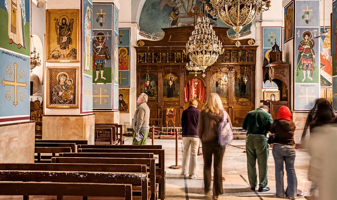 I St. Georgs kirke i Madaba finner vi et av Jordans største kristne samfunn og flere imponerende kirker. Av disse er den gresk-ortodokse St. Georgs kirke den mest interessante. Den ble bygget på slutten av 1800-tallet og arbeidet avdekket Madaba-kartet fra bysantinsk tid. Foto: Arnt Jensvoll / Document I St. Georgs kirke i Madaba finner vi et av Jordans største kristne samfunn og flere imponerende kirker. Av disse er den gresk-ortodokse St. Georgs kirke den mest interessante. Den ble bygget på slutten av 1800-tallet og arbeidet avdekket Madaba-kartet fra bysantinsk tid. Foto: Arnt Jensvoll / Document