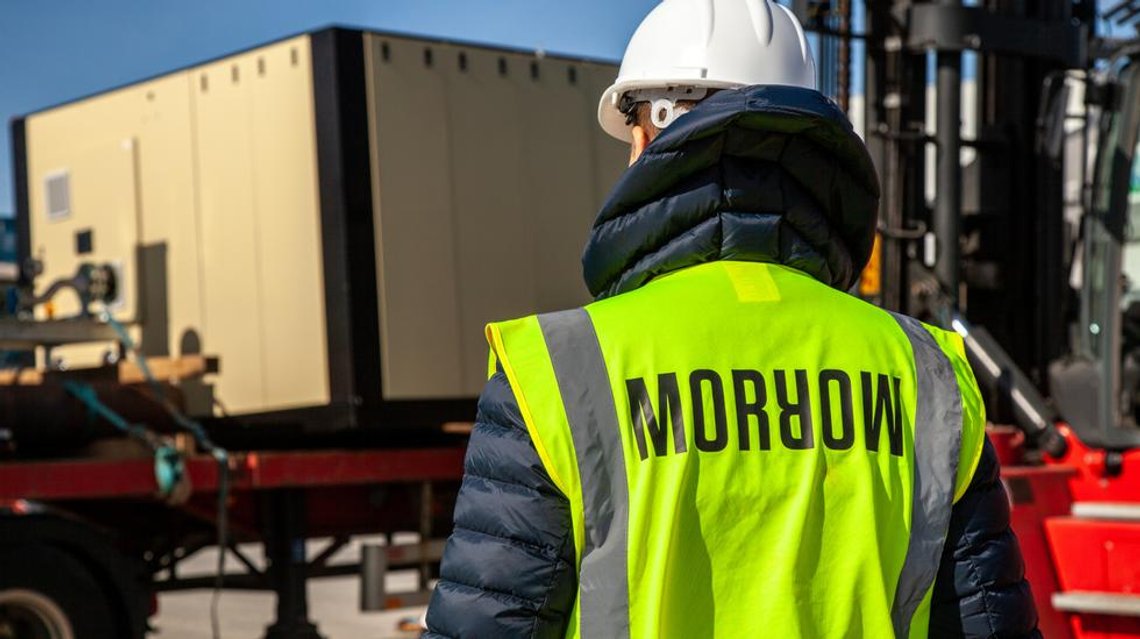 Morrow Batteries har fått et konvertibelt lån på 567 millioner kroner fra fire av de største aksjonærene. Gigantfabrikken i Arendal vil koste hele 30 milliarder kroner når den er ferdig, men er ennå ikke i mål med investeringene. Illustrasjonsfoto: Morrow Batteries Morrow Batteries har fått et konvertibelt lån på 567 millioner kroner fra fire av de største aksjonærene. Gigantfabrikken i Arendal vil koste hele 30 milliarder kroner når den er ferdig, men er ennå ikke i mål med investeringene. Illustrasjonsfoto: Morrow Batteries