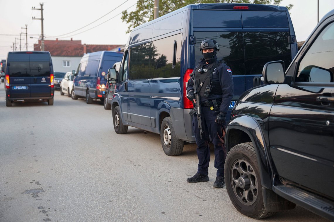 Det er enormt politioppbud i flere serbiske landsbyer etter masseskytingen torsdag kveld. Foto: Armin Durgut / AP / NTB Det er enormt politioppbud i flere serbiske landsbyer etter masseskytingen torsdag kveld. Foto: Armin Durgut / AP / NTB