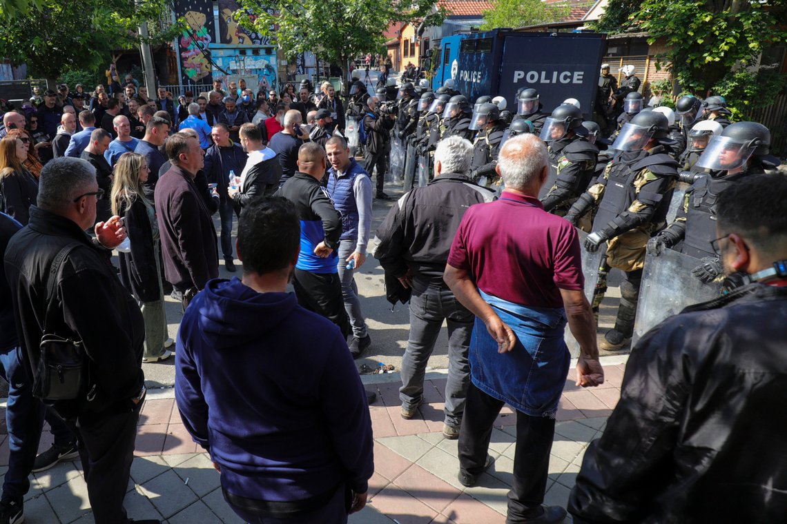 Natos KFOR-soldater står vakt ved rådhuset i byen Zvecan i det nordlige Kosovo. Flere hundre serbere har samlet seg for demonstrere mot at byen har fått en kosovoalbansk ordfører. Foto: Bojan Slavkovic / AP / NTB Natos KFOR-soldater står vakt ved rådhuset i byen Zvecan i det nordlige Kosovo. Flere hundre serbere har samlet seg for demonstrere mot at byen har fått en kosovoalbansk ordfører. Foto: Bojan Slavkovic / AP / NTB