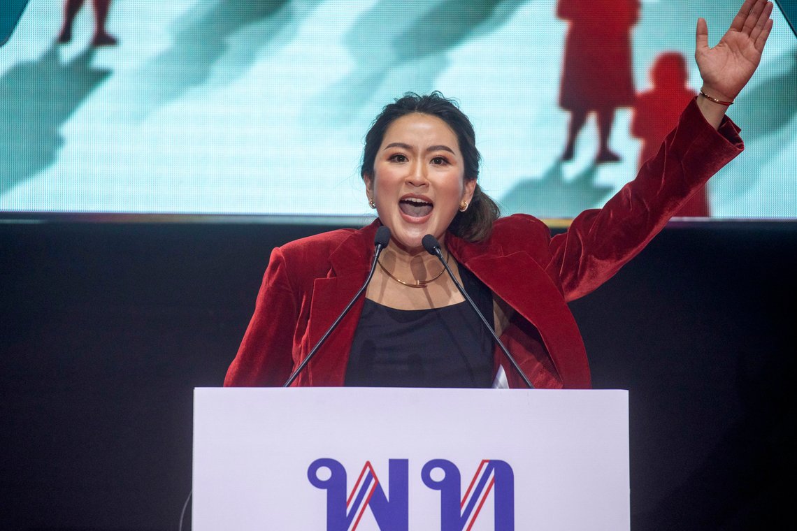 Pheu Thai-partiets statsministerkandidat Paetongtarn Shinawatra, yngste datter av Thailands tidligere statsminister Thaksin Shinawatra, taler under partiets siste store valgturne før parlamentsvalget 14. mai i Bangkok. Thailand stemmer søndag i et valg mange ser på som en mulighet til å frigjøre seg fra militærdominerte regjeringer som har hatt makten i mesteparten av landets moderne historie. Foto: AP/ Wason Wanichakorn Pheu Thai-partiets statsministerkandidat Paetongtarn Shinawatra, yngste datter av Thailands tidligere statsminister Thaksin Shinawatra, taler under partiets siste store valgturne før parlamentsvalget 14. mai i Bangkok. Thailand stemmer søndag i et valg mange ser på som en mulighet til å frigjøre seg fra militærdominerte regjeringer som har hatt makten i mesteparten av landets moderne historie. Foto: AP/ Wason Wanichakorn