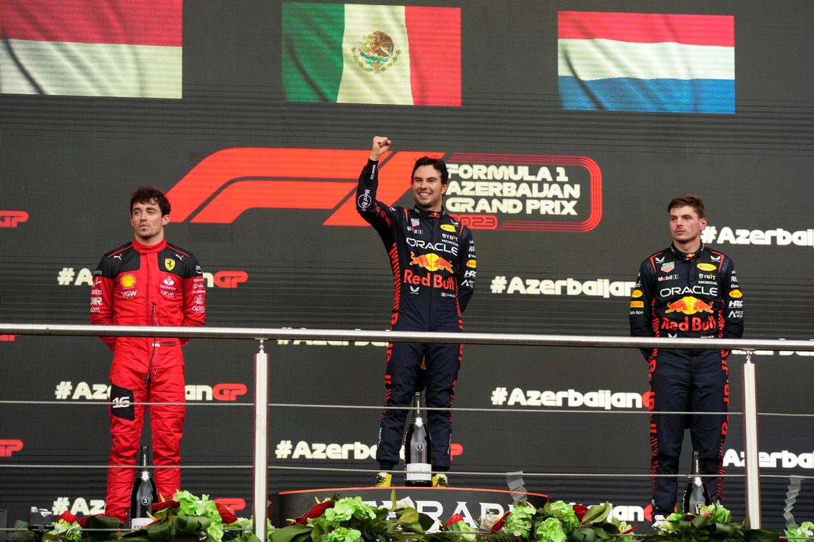 Red Bull fører Sergio Perez fra Mexico jubler over sin seier, mens lagkameraten Max Verstappen ikke ser noen grunn til å smile. Ferrari fører Charles Leclerc fra Monaco, kom på tredje plass. Foto: AP/Sergei Grits Red Bull fører Sergio Perez fra Mexico jubler over sin seier, mens lagkameraten Max Verstappen ikke ser noen grunn til å smile. Ferrari fører Charles Leclerc fra Monaco, kom på tredje plass. Foto: AP/Sergei Grits