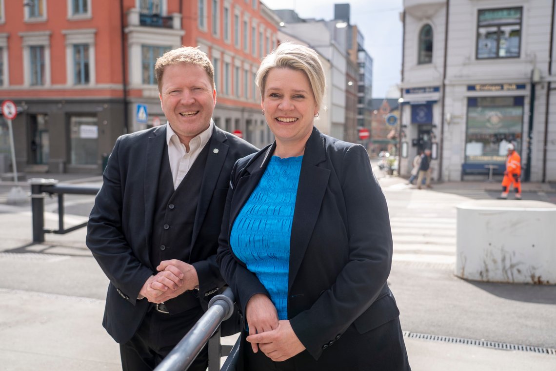 Arbeids- og inkluderingsminister Marte Mjøs Persen og kommunalminister Sigbjørn Gjelsvik kommer med en rekke tiltak for å gjøre det lettere for kommunene å bosette flyktninger. Et av tiltakene er å gi kommunene tilskudd på 50.000 kroner per flyktning kommunen bosetter i 2023 utover det anmodede tallet fra Imdi. Dette er estimert til å koste 20 millioner i 2023 og 180 millioner i 2024. Foto: Heiko Junge / NTB Arbeids- og inkluderingsminister Marte Mjøs Persen og kommunalminister Sigbjørn Gjelsvik kommer med en rekke tiltak for å gjøre det lettere for kommunene å bosette flyktninger. Et av tiltakene er å gi kommunene tilskudd på 50.000 kroner per flyktning kommunen bosetter i 2023 utover det anmodede tallet fra Imdi. Dette er estimert til å koste 20 millioner i 2023 og 180 millioner i 2024. Foto: Heiko Junge / NTB