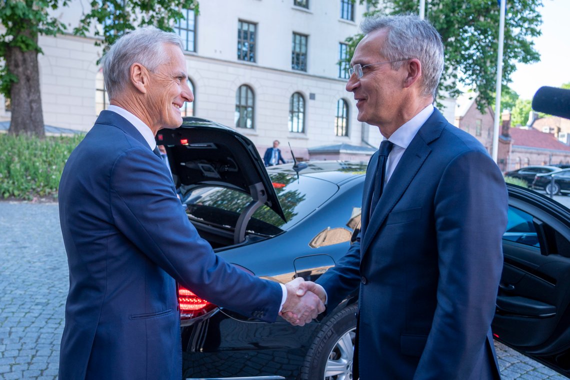 Oslo 20230530.
Nato-sjef Jens Stoltenberg og statsminister Jonas Gahr Støre tar avskjed utenfor Statsministeren kontor, etter et møte med utenriksminister Anniken Huitfeldt og forsvarsminister Bjørn Arild Gram. Stoltenberg er i Norge i forbindelse med Natos utenriksministermøte i Oslo.
Foto: Heiko Junge / NTB Oslo 20230530.
Nato-sjef Jens Stoltenberg og statsminister Jonas Gahr Støre tar avskjed utenfor Statsministeren kontor, etter et møte med utenriksminister Anniken Huitfeldt og forsvarsminister Bjørn Arild Gram. Stoltenberg er i Norge i forbindelse med Natos utenriksministermøte i Oslo.
Foto: Heiko Junge / NTB