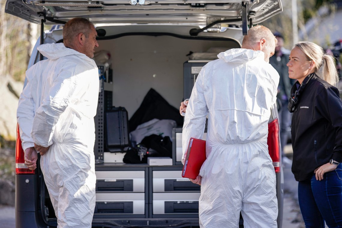 En kvinne i 50-årene er siktet for drapsforsøk etter en hendelse der et barn falt ut av et vindu på Nesodden. Barnets tilstand er alvorlig, men stabil, ifølge politiet. Her er politiets krimteknikere i arbeid på åstedet. Foto: Stian Lysberg Solum / NTB En kvinne i 50-årene er siktet for drapsforsøk etter en hendelse der et barn falt ut av et vindu på Nesodden. Barnets tilstand er alvorlig, men stabil, ifølge politiet. Her er politiets krimteknikere i arbeid på åstedet. Foto: Stian Lysberg Solum / NTB