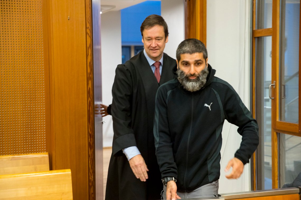 Arfan Qadeer Bhatti (t.h.) og hans advokat John Christian Elden.
Foto: Vidar Ruud / NTB Arfan Qadeer Bhatti (t.h.) og hans advokat John Christian Elden.
Foto: Vidar Ruud / NTB