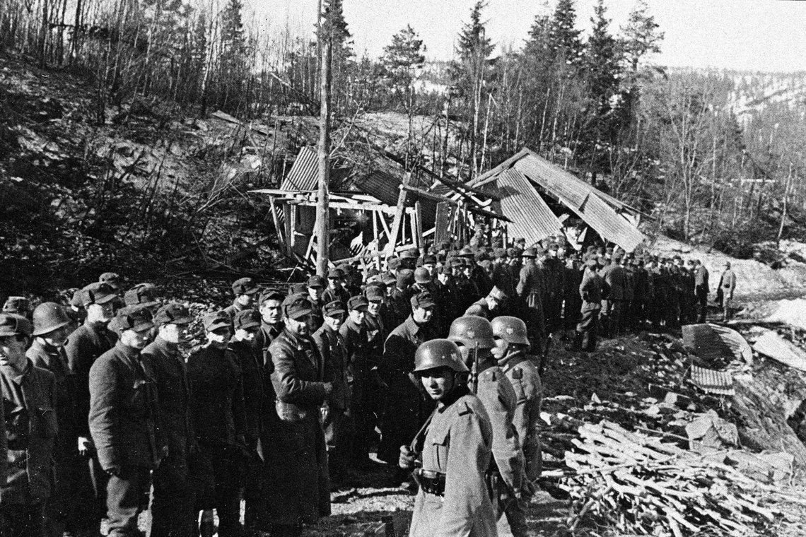 Krigen i Norge etter det tyske angrepet / invasjonen 9. april 1940. Kampene ved Hegra festning i Sør-Trøndelag. Befal og mannskap under kapitulasjonen til den tyske krigsmakten 5. mai 1940.
WW2 - Norway. The German attack on Norway.
The battle of Hegra Fort. The Norwegian troops capitulate to the German forces. Krigen i Norge etter det tyske angrepet / invasjonen 9. april 1940. Kampene ved Hegra festning i Sør-Trøndelag. Befal og mannskap under kapitulasjonen til den tyske krigsmakten 5. mai 1940.
WW2 - Norway. The German attack on Norway.
The battle of Hegra Fort. The Norwegian troops capitulate to the German forces.