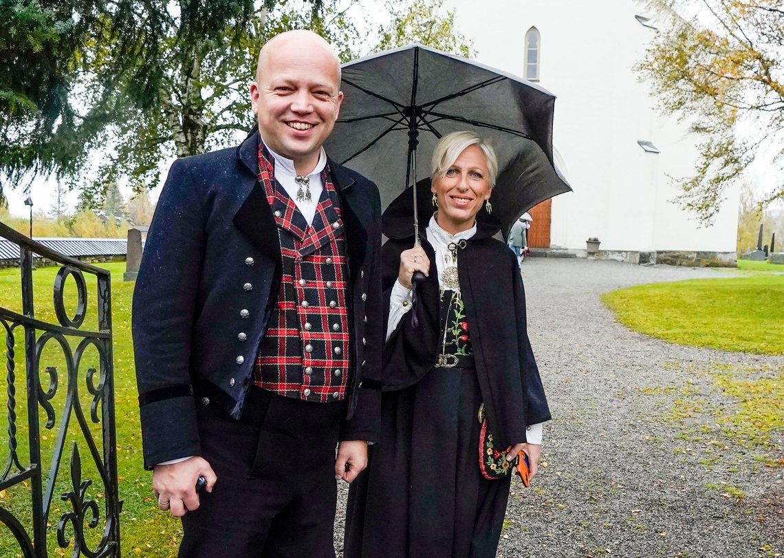 Sp-leder Trygve Slagsvold Vedum og kona Cathrine Wergeland har råd til å kjøpe egen bunad. Det er det mange nordmenn som nå ikke har.
Foto: Lise Åserud / NTB Sp-leder Trygve Slagsvold Vedum og kona Cathrine Wergeland har råd til å kjøpe egen bunad. Det er det mange nordmenn som nå ikke har.
Foto: Lise Åserud / NTB