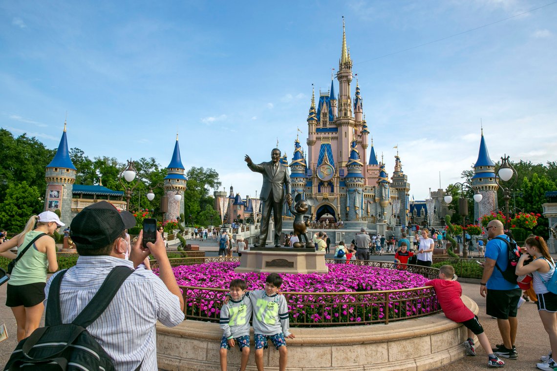 Disney skrinlegger planene om å flytte hele 2.000 stillinger til et helt nytt anlegg i Florida etter en tilspisset konflikt med delstatens guvernør. Her fra Magic Kingdom Park i Walt Disney World Resort i Lake Buena Vista i Florida. Foto: Ted Shaffrey / AP / NTB Disney skrinlegger planene om å flytte hele 2.000 stillinger til et helt nytt anlegg i Florida etter en tilspisset konflikt med delstatens guvernør. Her fra Magic Kingdom Park i Walt Disney World Resort i Lake Buena Vista i Florida. Foto: Ted Shaffrey / AP / NTB