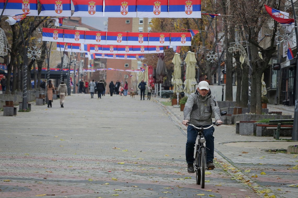 Serbiske bannere dominerer gatebildet i den delte byen Mitrovica i det nordlige Kosovo. Foto: Visar Kryeziu / AP / NTB Serbiske bannere dominerer gatebildet i den delte byen Mitrovica i det nordlige Kosovo. Foto: Visar Kryeziu / AP / NTB