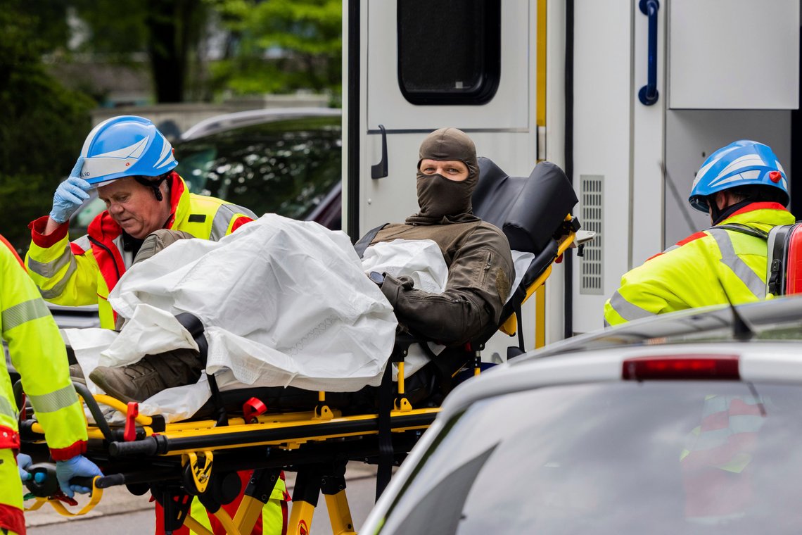 33 tyske politi- og brannmannskaper ble skadd da en 57 år gammel mann kastet en eksplosiv brennbar veske på dem ved inngangen til en leilighet i Ratingen nær Düsseldorf torsdag. Foto: DPA / AP / NTB 33 tyske politi- og brannmannskaper ble skadd da en 57 år gammel mann kastet en eksplosiv brennbar veske på dem ved inngangen til en leilighet i Ratingen nær Düsseldorf torsdag. Foto: DPA / AP / NTB