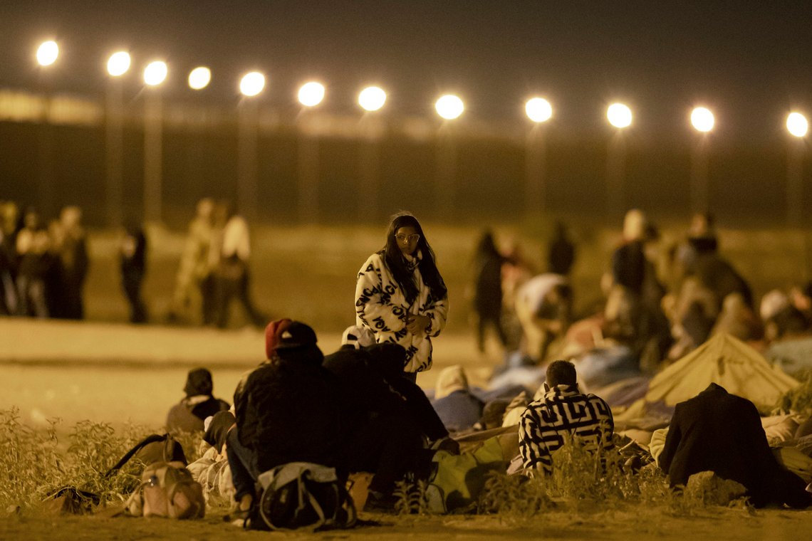 Migranter samler seg langs grensen mellom Mexico og USA, og venter på at Title 42 skal avskaffes. Foto: AP /Andres Leighton/ NTB Migranter samler seg langs grensen mellom Mexico og USA, og venter på at Title 42 skal avskaffes. Foto: AP /Andres Leighton/ NTB