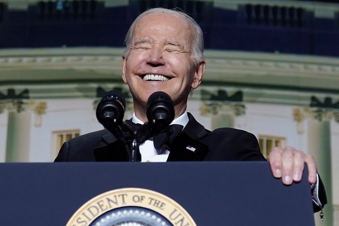 President Joe Biden ler av sine egne dårlige vitser under årets White House Correspondents’ Association dinner. Foto: AP/Carolyn Kaster President Joe Biden ler av sine egne dårlige vitser under årets White House Correspondents’ Association dinner. Foto: AP/Carolyn Kaster