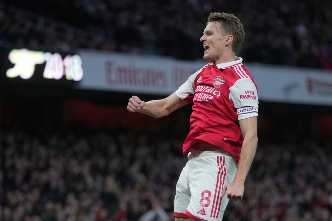 Martin Ødegaard jubler etter å ha sendt Arsenal i ledelsen hjemme mot Chelsea. Senere la han også på til 2-0. Foto: Kin Cheung / AP / NTB Martin Ødegaard jubler etter å ha sendt Arsenal i ledelsen hjemme mot Chelsea. Senere la han også på til 2-0. Foto: Kin Cheung / AP / NTB