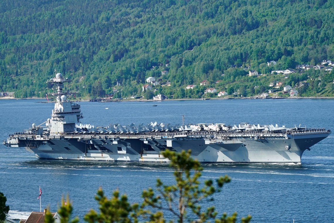 Moss 20230524.
Det amerikanske hangarskipet USS Gerald R. Ford på vei inn Oslofjorden, her ved Drøbak onsdag morgen. Skipet er verdens største krigsskip og skal ligge i havn i Oslo i fire dager.
Foto: Terje Pedersen / NTB Moss 20230524.
Det amerikanske hangarskipet USS Gerald R. Ford på vei inn Oslofjorden, her ved Drøbak onsdag morgen. Skipet er verdens største krigsskip og skal ligge i havn i Oslo i fire dager.
Foto: Terje Pedersen / NTB