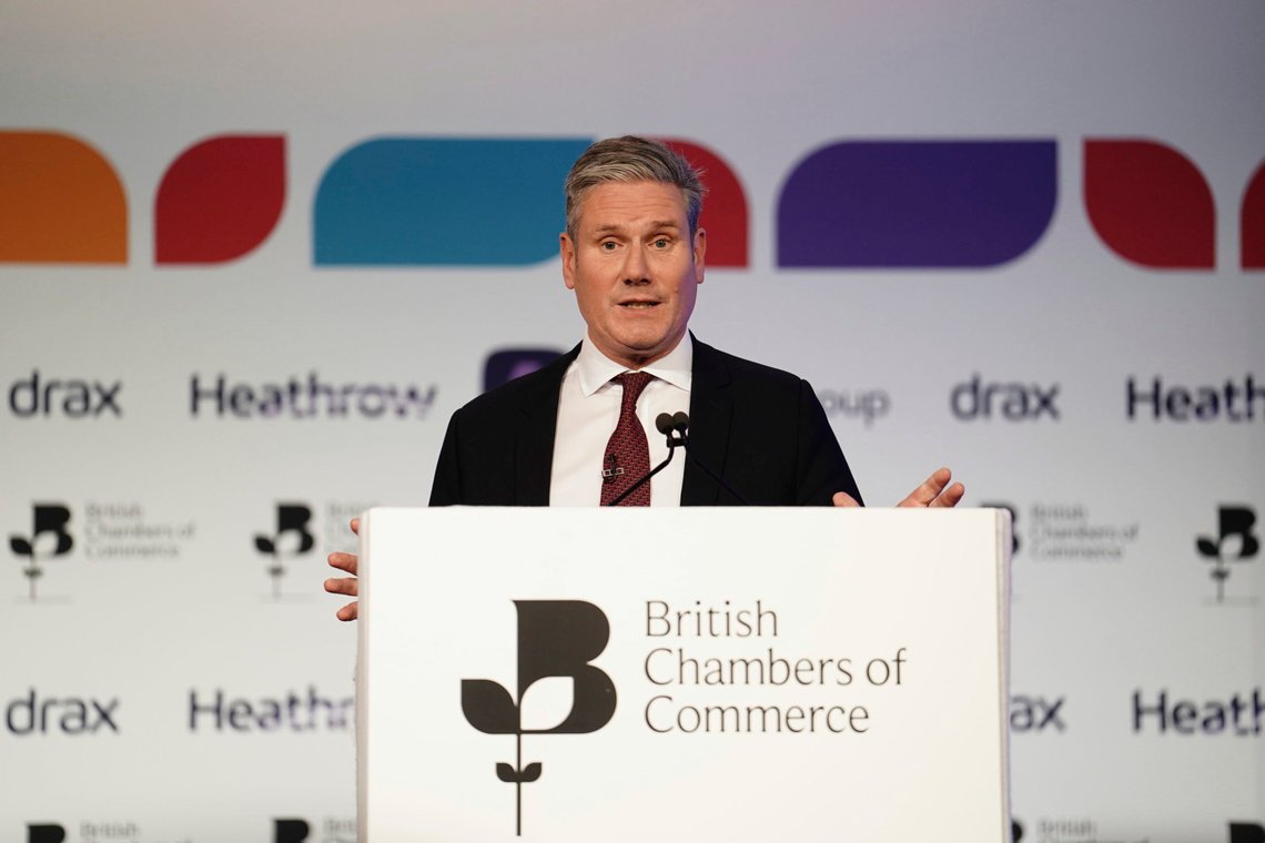 Labour-leder Keir Starmer går all in på det grønne skiftet, og vil oppnå Net Zero ved å stanse alle nye oljeprosjekter. Foto: Jordan Pettitt/ PA/ AP/ NTB Labour-leder Keir Starmer går all in på det grønne skiftet, og vil oppnå Net Zero ved å stanse alle nye oljeprosjekter. Foto: Jordan Pettitt/ PA/ AP/ NTB