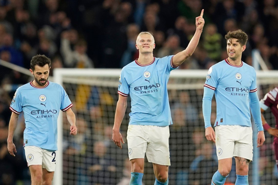 Lagkameratene i Manchester City sto æresvakt for Erling Braut Haaland etter at han satte ny scoringsrekord i Premier League. Foto: Dave Thompson, AP / NTB Lagkameratene i Manchester City sto æresvakt for Erling Braut Haaland etter at han satte ny scoringsrekord i Premier League. Foto: Dave Thompson, AP / NTB