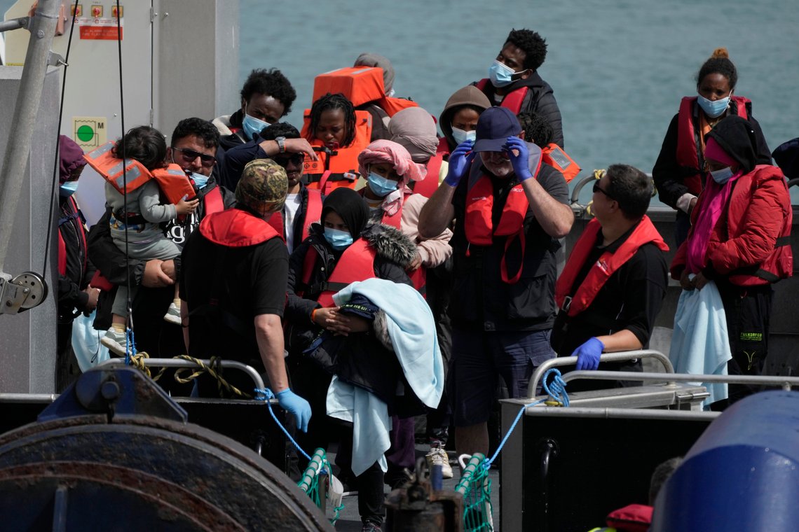 Antalle båtmigranter som ankommer den engelske kysten har eksplodert de siste årene. De er dessuten vanskelig å returnere. Foto: AP /Matt Dunham/ NTB Antalle båtmigranter som ankommer den engelske kysten har eksplodert de siste årene. De er dessuten vanskelig å returnere. Foto: AP /Matt Dunham/ NTB