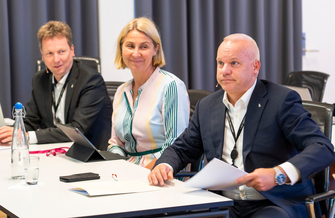Oslo 20220617.
F.h.: Konsernsjef i Equinor Anders Opedal, administrerende direktør i Petoro, Kristin F. Kragseth og konserndirektør i Equinor presenter Trollvind-initiativet.
Equinor og partnerne Petoro, TotalEnergies, Shell og ConocoPhillips i Troll- og Oseberg-feltene, har igangsatt en studie og ser på muligheten for en flytende havvindpark i Troll-området om lag 65 kilometer vest for Kollsnes i Vestland.
Foto: Heiko Junge / NTB Oslo 20220617.
F.h.: Konsernsjef i Equinor Anders Opedal, administrerende direktør i Petoro, Kristin F. Kragseth og konserndirektør i Equinor presenter Trollvind-initiativet.
Equinor og partnerne Petoro, TotalEnergies, Shell og ConocoPhillips i Troll- og Oseberg-feltene, har igangsatt en studie og ser på muligheten for en flytende havvindpark i Troll-området om lag 65 kilometer vest for Kollsnes i Vestland.
Foto: Heiko Junge / NTB