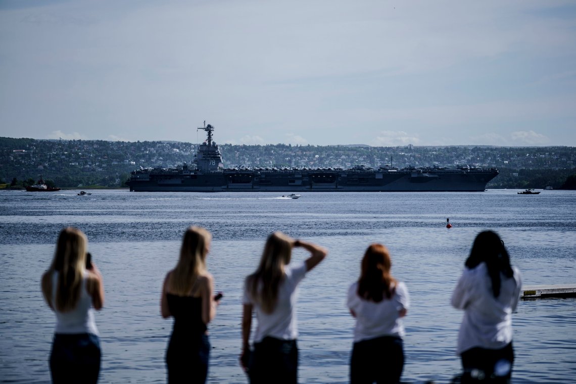 Nesodden 20230524.
Det amerikanske hangarskipet USS Gerald R. Ford på vei inn Oslofjorden, her ved Nesoddtangen. Skipet er verdens største krigsskip og skal ligge i havn i Oslo i fire dager.
Foto: Stian Lysberg Solum / NTB Nesodden 20230524.
Det amerikanske hangarskipet USS Gerald R. Ford på vei inn Oslofjorden, her ved Nesoddtangen. Skipet er verdens største krigsskip og skal ligge i havn i Oslo i fire dager.
Foto: Stian Lysberg Solum / NTB