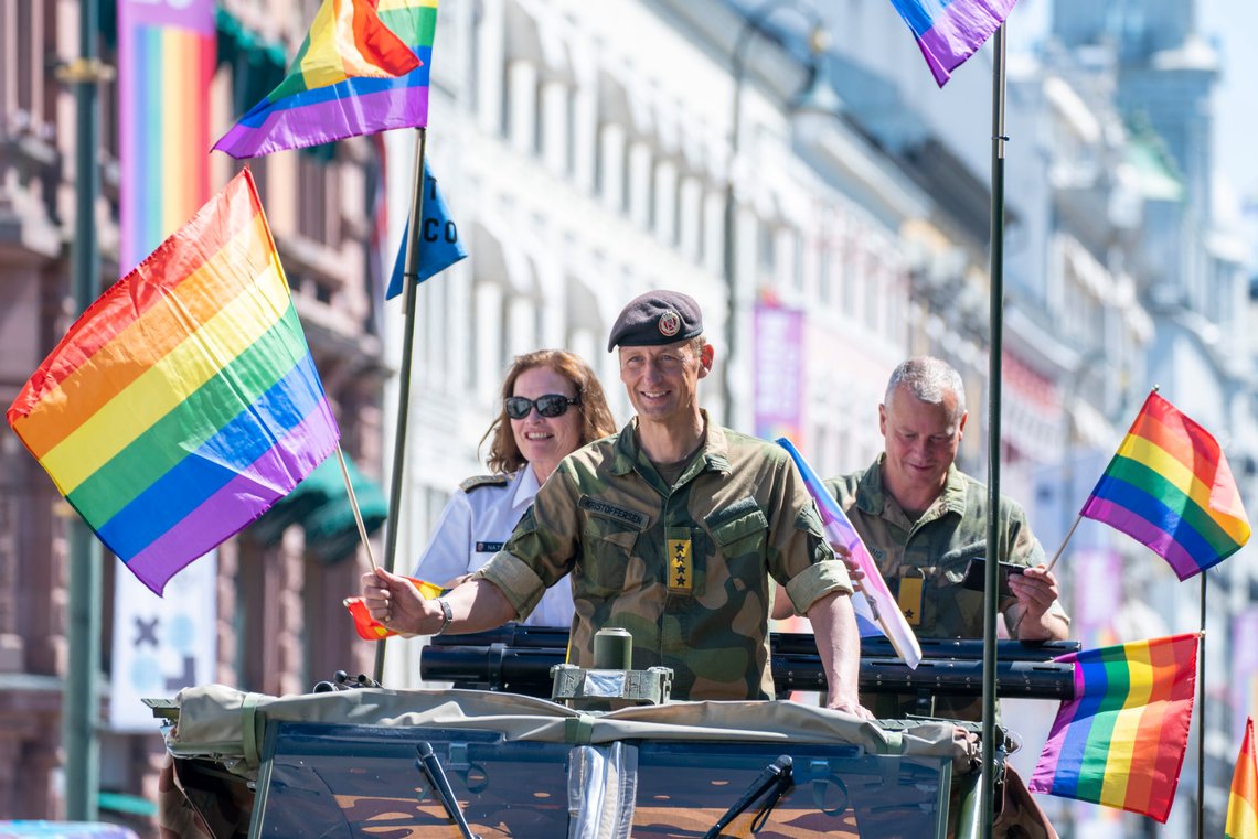 Forsvarssjef Eirik Kristoffersen i prideparaden i Oslo i 2021 – forrige gang det ble arrangert i Oslo. Foto: Terje Pedersen / NTB Forsvarssjef Eirik Kristoffersen i prideparaden i Oslo i 2021 – forrige gang det ble arrangert i Oslo. Foto: Terje Pedersen / NTB