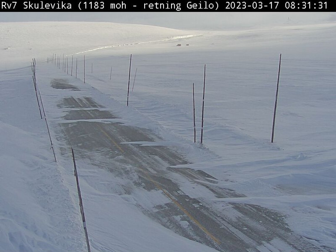 En pinsehelg som inkluderer kolonnekjøring over Hardangervidda i snøfokk, er neppe det klimaekstremistene hadde forestilt seg. Forholdene er verre nå enn i mars, da dette bildet ble tatt.
Foto: Statens Vegvesen / NTB En pinsehelg som inkluderer kolonnekjøring over Hardangervidda i snøfokk, er neppe det klimaekstremistene hadde forestilt seg. Forholdene er verre nå enn i mars, da dette bildet ble tatt.
Foto: Statens Vegvesen / NTB