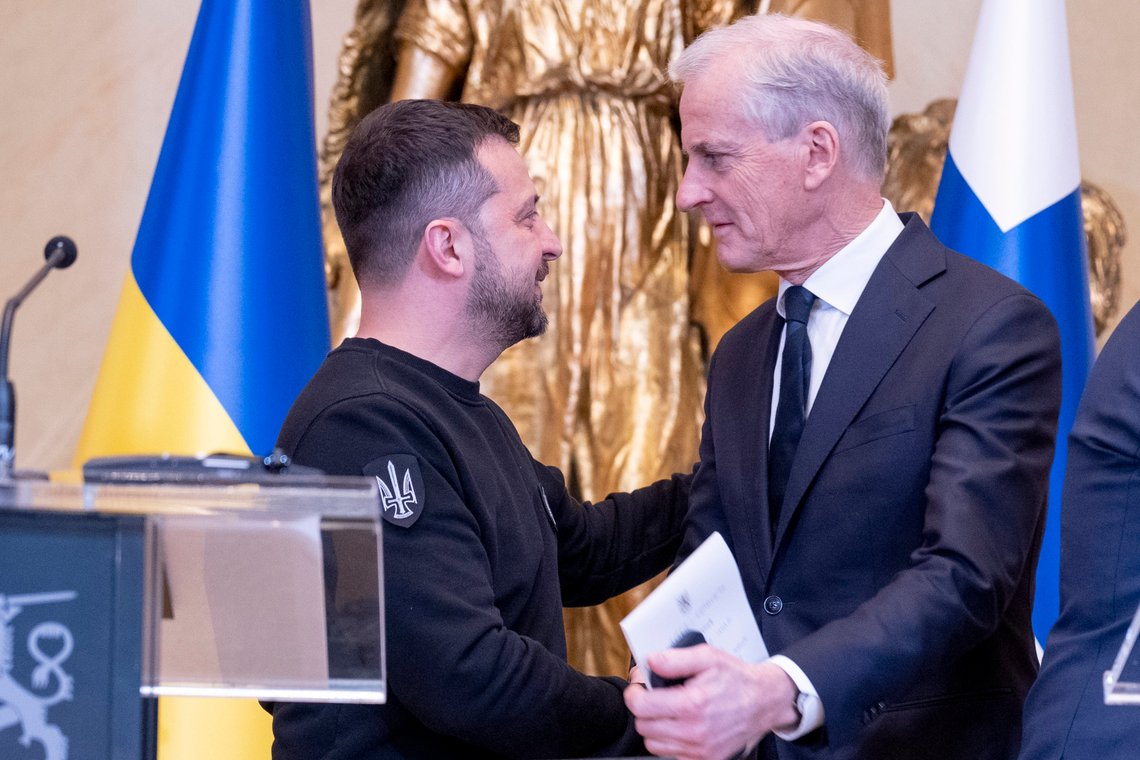 Helsinki, Finland 20230503.
Ukrainas president Volodymyr Zelensky og statsminister Jonas Gahr Støre (Ap) etter pressekonferansen i forbindelse med det nordiske toppmøtet i Helsingfors onsdag. Temaene for møtet er aktuelle spørsmål knyttet til sikkerhet, nordisk samarbeid og landenes støtte til Ukraina.
Foto: Javad Parsa / NTB Helsinki, Finland 20230503.
Ukrainas president Volodymyr Zelensky og statsminister Jonas Gahr Støre (Ap) etter pressekonferansen i forbindelse med det nordiske toppmøtet i Helsingfors onsdag. Temaene for møtet er aktuelle spørsmål knyttet til sikkerhet, nordisk samarbeid og landenes støtte til Ukraina.
Foto: Javad Parsa / NTB
