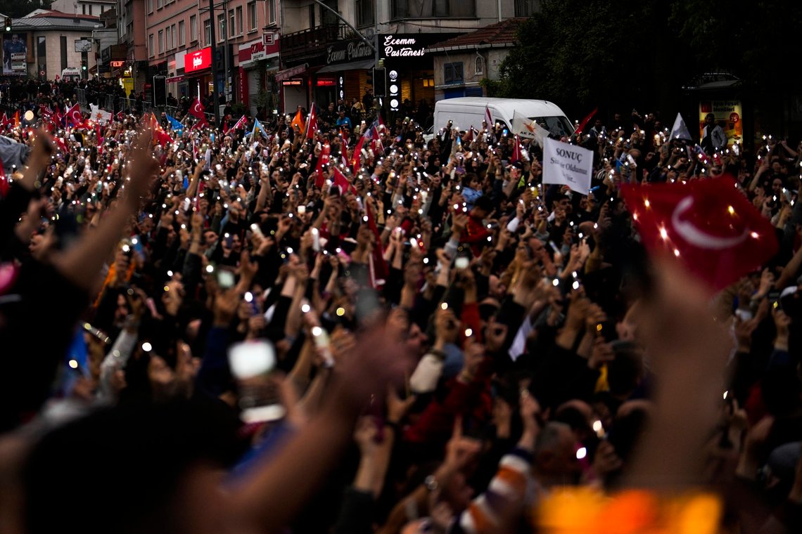 Erdogan har erklært seier under valget i Tyrkia. Her feirer støttespillerne hans i Istanbul søndag. Foto: Francisco Seco / AP / NTB Erdogan har erklært seier under valget i Tyrkia. Her feirer støttespillerne hans i Istanbul søndag. Foto: Francisco Seco / AP / NTB