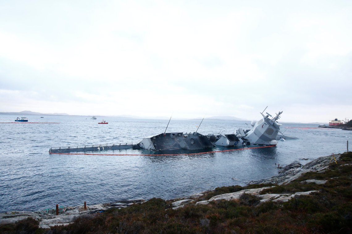 KNM Helge Ingstad ved skadestedet i Øygarden etter at milliardfregatten forliste som følge av kollisjonen med Sola TS. Foto: Terje Pedersen / NTB KNM Helge Ingstad ved skadestedet i Øygarden etter at milliardfregatten forliste som følge av kollisjonen med Sola TS. Foto: Terje Pedersen / NTB