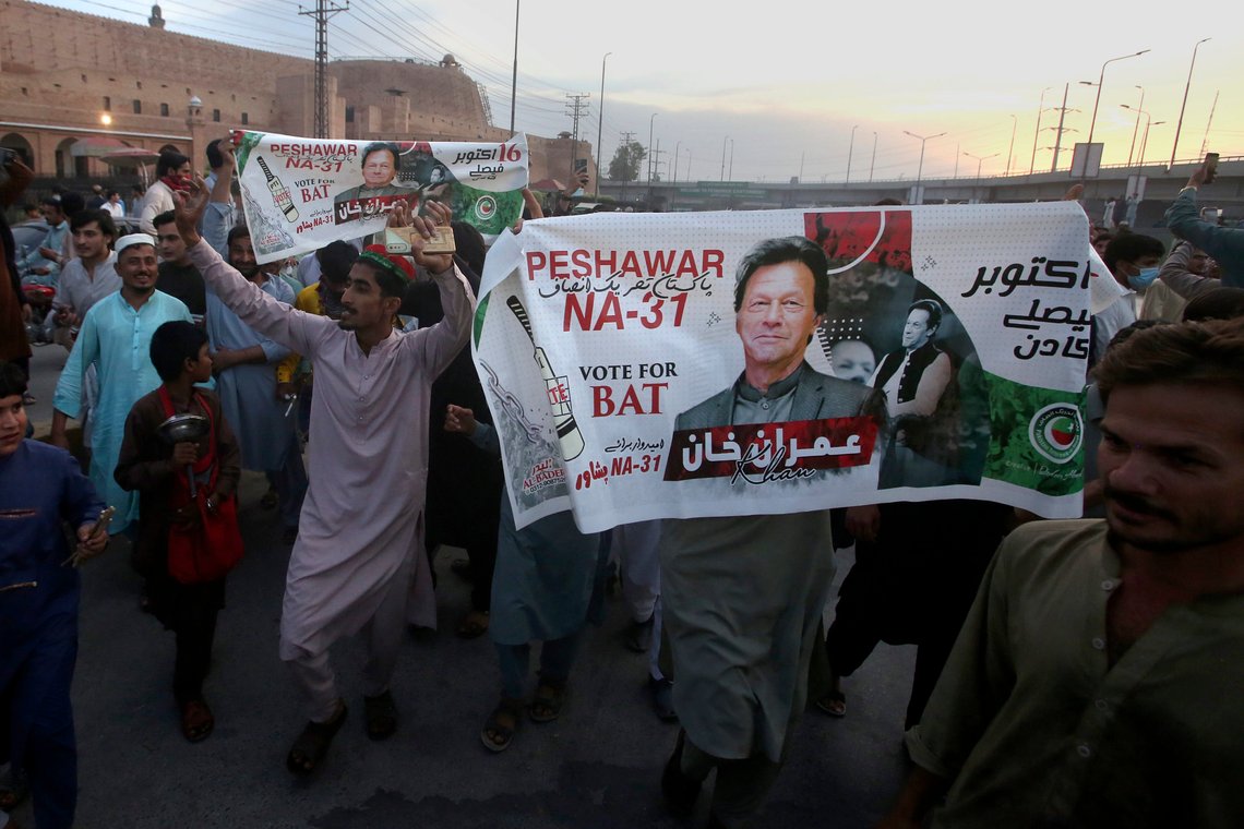 Tilhengere av Imran Khan jublet da fengslingskjennelsen mot den tidligere statsministeren ble satt til side. Foto: Muhammad Sajjad / AP / NTB Tilhengere av Imran Khan jublet da fengslingskjennelsen mot den tidligere statsministeren ble satt til side. Foto: Muhammad Sajjad / AP / NTB